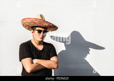 Jeune homme en sombrero. Fête de l'indépendance du Mexique concept de l'homme portant chapeau mexicain national Banque D'Images
