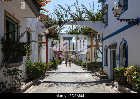 Ruelle typique ornée de fleurs, Puerto de Mogan, Grande Canarie, Îles Canaries, Espagne Banque D'Images