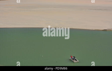 Pêcheur sur le lac Emerald Yashilkul, Pamir Highway, au Tadjikistan. Banque D'Images