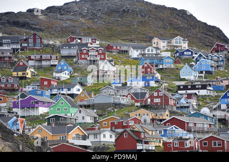 Maisons colorées, Qaqortoq (Groenland). Juillet, 2018 Banque D'Images