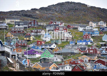 Maisons colorées, Qaqortoq (Groenland). Juillet, 2018 Banque D'Images