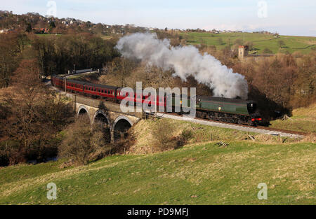 34092 loin de têtes à Oakworth Mytholmes sur le KWVR 6.4.15 Banque D'Images