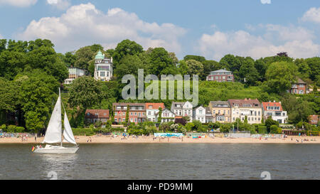 Elbstrand et vieux maisons pilotes et chefs des maisons, en face, sur l'Elbe voilier Övelgönne, Elbe, Altona, Hambourg, Allemagne Banque D'Images