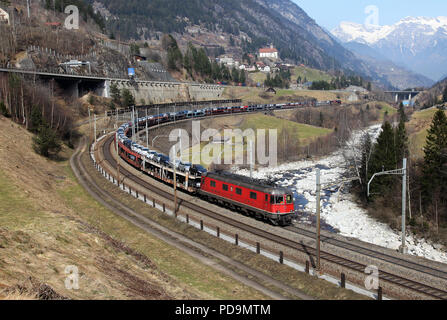 Une tête de fret Wassen ronde courbe sur la route du Gotthard 20.3.15 Banque D'Images