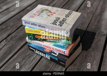 Pile de livres - Jussi Adler-Olsen, Camilla Läckberg, etc. (en danois) - sur terrasse en bois Banque D'Images