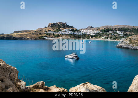 C'est une photo de bateaux ancrés dans le port de Lindos sur l'île grecque de Rhodes Banque D'Images