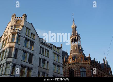 Raadhuisstraat au coucher du soleil, dont l'ancien bâtiment du bureau de poste principal d'Amsterdam qui est maintenant le Centre de Magna Plaza Banque D'Images
