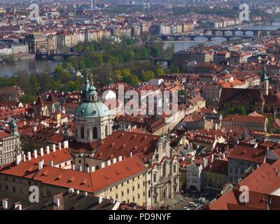 Vue aérienne de Prague et l'église Saint Nicolas à Lesser Town Square, République Tchèque Banque D'Images