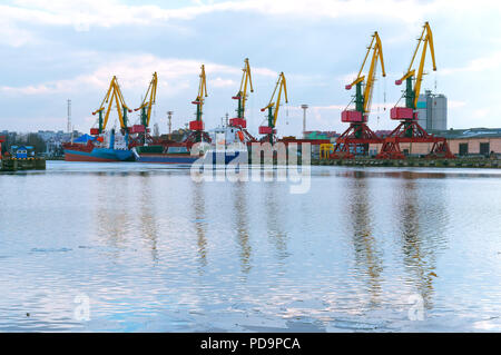 Port de pêche de la mer, grues portuaires et terminal de fret Banque D'Images