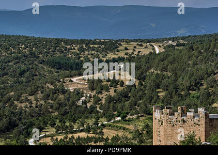 Vue générale et route de la tour de la paroi du champs de la Ville de Pedraza, province de segovia, Castilla Leon, Espagne. Banque D'Images