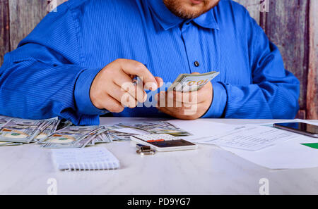 Businessman hand recomptage de dollars. l'homme est l'argent nouveau cent dollar bills Banque D'Images