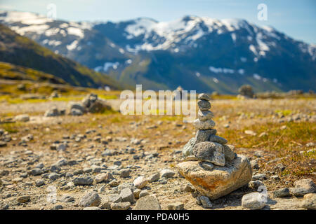 Pyramides de pierre sur fond de montagne près de Trollstigen, Norvège Banque D'Images