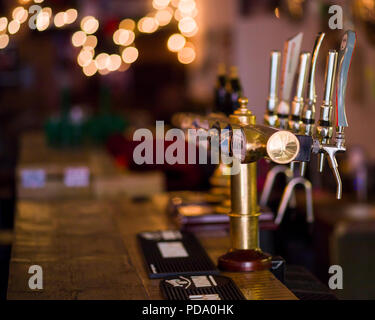 Pompes dans un bar à Bradford, West Yorkshire, Royaume-Uni Banque D'Images
