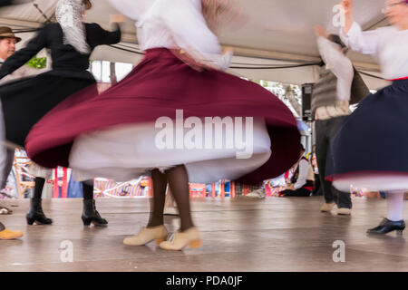 Alcala, Tenerife, Canaries. 30 mai 2018. Musiciens et danseurs de groupes folkloriques locales effectuant la chanson traditionnelle et de la danse dans l'trad typique Banque D'Images