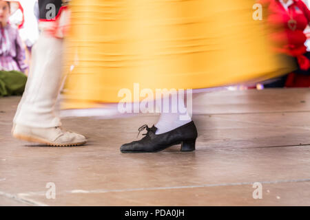 Alcala, Tenerife, Canaries. 30 mai 2018. Musiciens et danseurs de groupes folkloriques locales effectuant la chanson traditionnelle et de la danse dans l'trad typique Banque D'Images