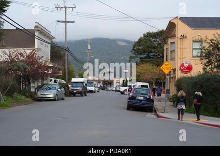 BOLINAS, Californie le 22 novembre 2016, immeubles et commerces le long de la route principale dans la communauté isolée Banque D'Images