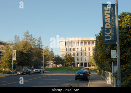 DAVIS EN CALIFORNIE, le 23 novembre 2016, à la recherche en bas de la rue à l'égard Mrak Hall, sur l'Université de Californie, Davis campus. Banque D'Images