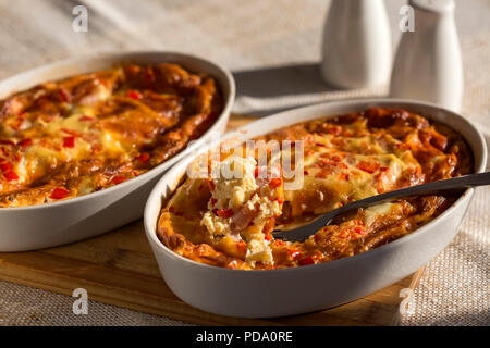 Deux plateaux avec l'omelette cuite fabriqué à partir de fromage, oeufs, jambon et poivron rouge sur la table Banque D'Images