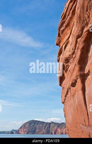 Les falaises d'orange de la Côte Jurassique contraste avec le ciel bleu à Sidmouth dans le Devon England UK. Partie de la South West Coast Path. Banque D'Images