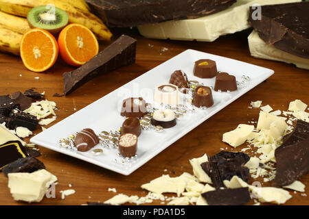 Des barres de chocolat, pralines et truffes de différents types Banque D'Images