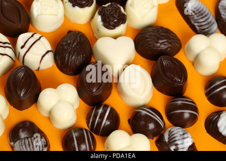 Des barres de chocolat, pralines et truffes de différents types Banque D'Images