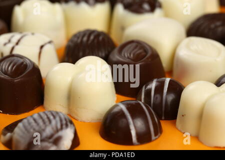 Des barres de chocolat, pralines et truffes de différents types Banque D'Images