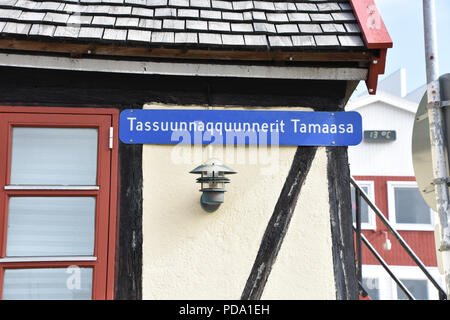 Plaque de rue dans la langue groenlandaise, Qaqortoq (Groenland). Juillet, 2018 Banque D'Images