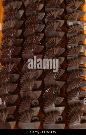 Des barres de chocolat, pralines et truffes de différents types Banque D'Images