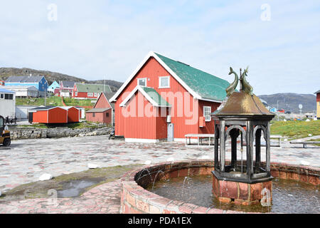 Centre-ville, avec fontaine, Qaqortoq (Groenland). Juillet, 2018 Banque D'Images