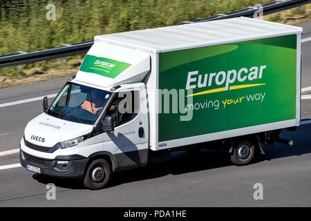 Iveco Daily d'Europcar sur autoroute. Europcar Groupe de mobilité est une société de location de voitures fondée en 1949 à Paris. Banque D'Images