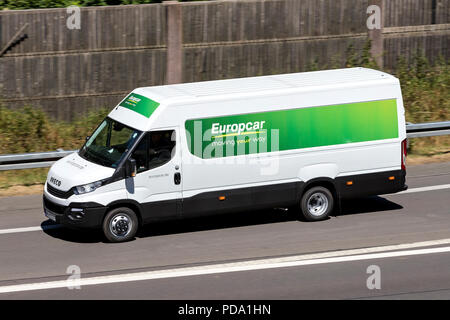 Iveco Daily d'Europcar sur autoroute. Europcar Groupe de mobilité est une société de location de voitures fondée en 1949 à Paris. Banque D'Images