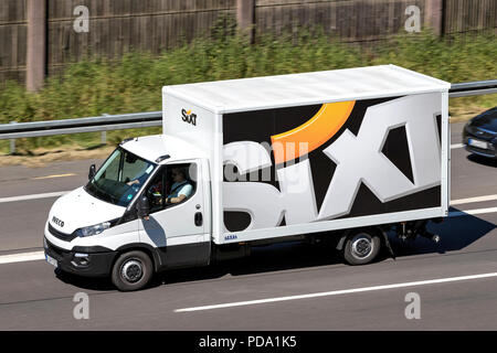 Iveco Daily de Sixt sur autoroute. Sixt SE est une compagnie de location de voiture multinationale européenne avec environ 4 000 emplacements dans plus de 100 pays. Banque D'Images