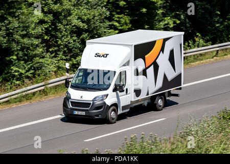 Peugeot Boxer de Sixt sur autoroute. Sixt SE est une compagnie de location de voiture multinationale européenne avec environ 4 000 emplacements dans plus de 100 pays. Banque D'Images