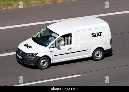 Volkswagen Caddy de Sixt sur autoroute. Sixt SE est une compagnie de location de voiture multinationale européenne avec environ 4 000 emplacements dans plus de 100 pays. Banque D'Images