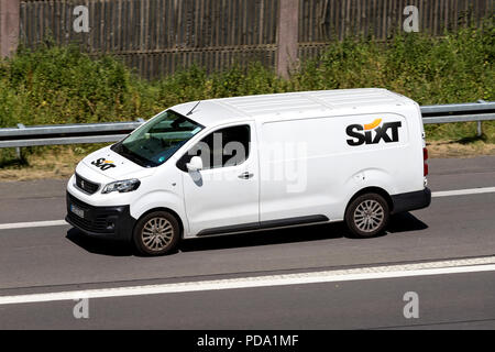 Peugeot Expert de Sixt sur autoroute. Sixt SE est une compagnie de location de voiture multinationale européenne avec environ 4 000 emplacements dans plus de 100 pays. Banque D'Images