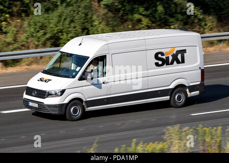 Volkswagen Crafter de Sixt sur autoroute. Sixt SE est une compagnie de location de voiture multinationale européenne avec environ 4 000 emplacements dans plus de 100 pays. Banque D'Images