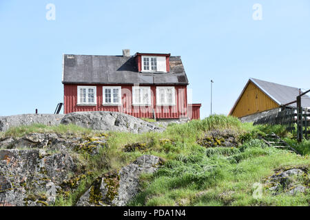 Maison sur la colline, Qaqortoq (Groenland). Juillet, 2018 Banque D'Images
