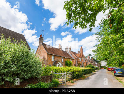 Redbrick cottages typiques dans une route tranquille à peu Bedwyn, un petit village rural dans le Wiltshire, dans le sud de l'Angleterre en été Banque D'Images