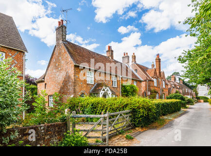 Redbrick cottages typiques dans une route tranquille à peu Bedwyn, un petit village rural community dans le Wiltshire, dans le sud de l'Angleterre en été Banque D'Images