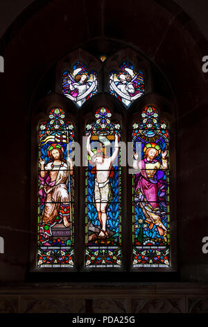 Vitrail traditionnel dans le choeur de l'église paroissiale de Saint Michel en peu Bedwyn, un petit village rural dans le Wiltshire, Angleterre du sud Banque D'Images