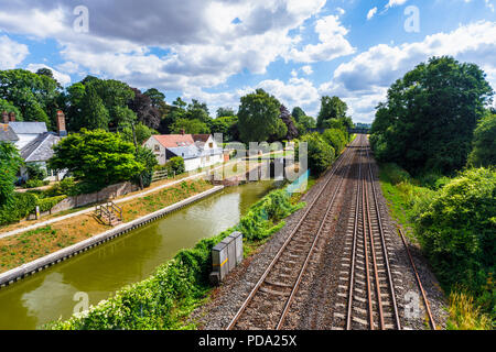 Ligne de chemin de fer et Kennet & Avon Canal à peu Bedwyn, un petit village rural dans le Wiltshire, dans le sud de l'Angleterre en été Banque D'Images