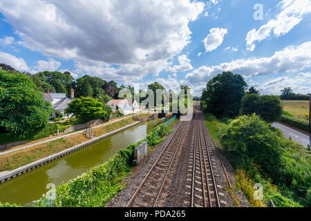 Route, ligne de chemin de fer et Kennet & Avon Canal à peu Bedwyn, un petit village rural dans le Wiltshire, dans le sud de l'Angleterre en été Banque D'Images