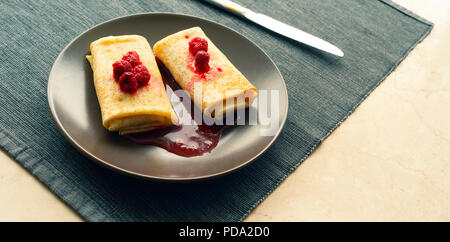 La nature morte avec des crêpes et de framboise Banque D'Images