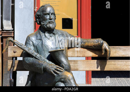 Statue de Antoine-Joseph Sax' 'Adolphe (1814-1894), inventeur et musicien belge qui a inventé le saxophone, à Dinant, Belgique Banque D'Images