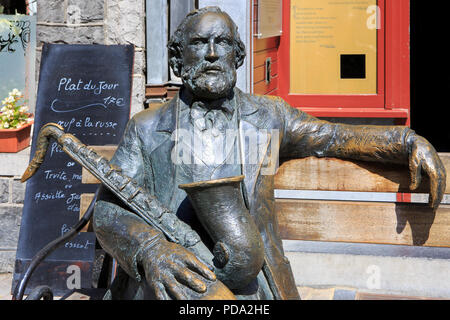 Statue de Antoine-Joseph Sax' 'Adolphe (1814-1894), inventeur et musicien belge qui a inventé le saxophone, à Dinant, Belgique Banque D'Images