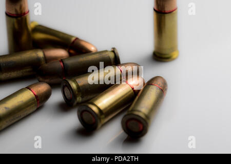 Ammo Close up. Les balles de fusil macro. Un tas de coquilles d'une arme militaire. Banque D'Images