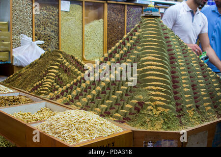 11 mai 2018 Herbes et épices colorés sur l'écran dans un magasin d'alimentation spécialiste à Jérusalem Israël Banque D'Images