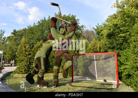 Sculptures de jardin du Québec - deux joueurs de hockey après avoir marqué un but Banque D'Images