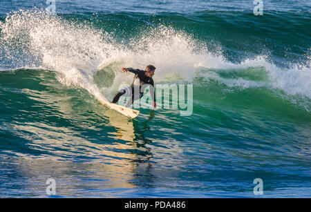 Surfer l'exécution d'une réduction sur une vague de droite à Bells Beach, Victoria, Australie Banque D'Images