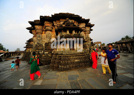 Les Indiens se rendant sur Chennakeshava Temple, Belur, Karnataka, Inde Banque D'Images